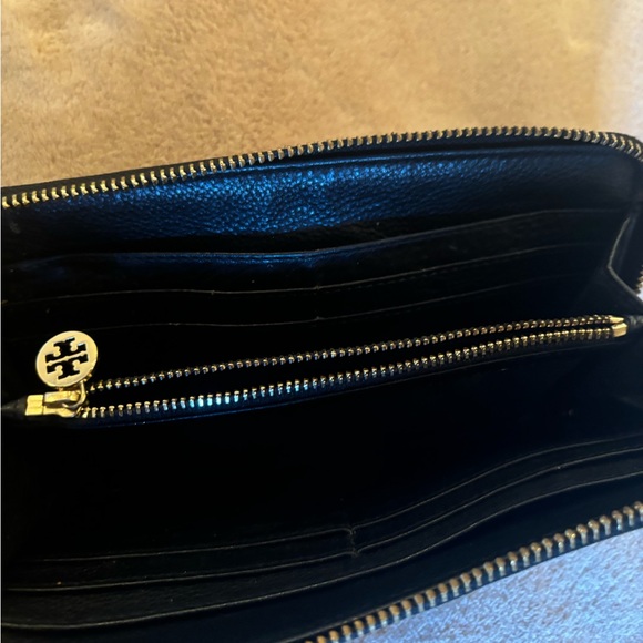 Authentic Tory Burch black leather wallet. - Picture 4 of 6